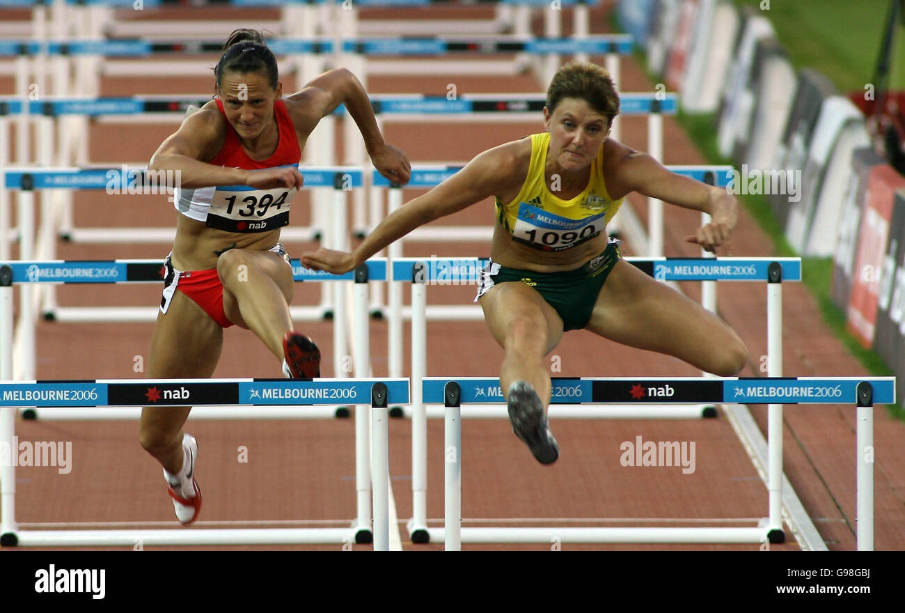 L'inglese Julie Pratt (L) salta accanto al Fiona Cullen australiano durante la finale di 100 metri Hurdles delle Donne al Melbourne Cricket Ground, durante i 18 Giochi del Commonwealth a Melbourne, Australia, venerdì 24 marzo 2006. PREMERE ASSOCIAZIONE foto. Il credito fotografico dovrebbe essere: Gareth Copley/PA. Foto Stock