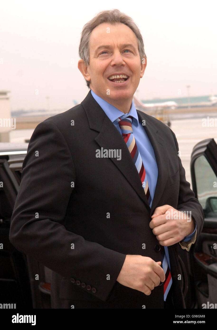 Il primo ministro britannico Tony Blair arriva all'aeroporto di Bruxelles in Belgio, venerdì 24 marzo 2006, per imbarcarsi su un aeromobile di 777 zine, che lo porterà a Melbourne, Australia. Per l'inizio di una missione diplomatica di sette giorni che lo porterà anche in Nuova Zelanda e in Indonesia. Il volo del signor Blairs per Melbourne, se tutto andrà a pianificare, registrerà un record come il più lungo volo passeggeri non stop della British Airways mai realizzato, a 19 ore. Vedi PA Story POLITICS Blair. PREMERE ASSOCIAZIONE foto. Il credito fotografico dovrebbe essere: Stefan Rousseau/PA. Foto Stock