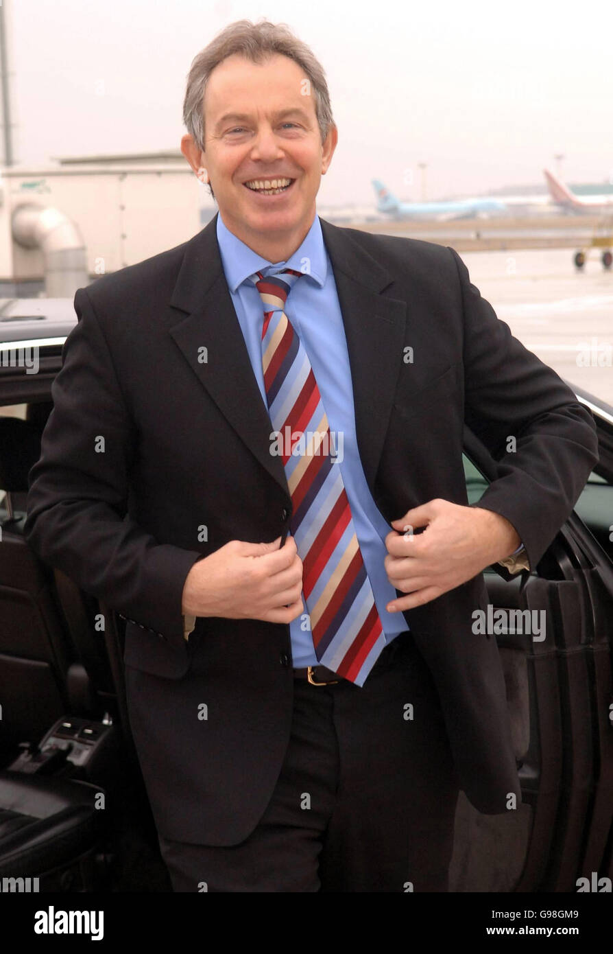 Il primo ministro britannico Tony Blair arriva all'aeroporto di Bruxelles in Belgio, venerdì 24 marzo 2006, per imbarcarsi su un aeromobile di 777 zine, che lo porterà a Melbourne, Australia. Per l'inizio di una missione diplomatica di sette giorni che lo porterà anche in Nuova Zelanda e in Indonesia. Il volo del signor Blairs per Melbourne, se tutto andrà a pianificare, registrerà un record come il più lungo volo passeggeri non stop della British Airways mai realizzato, a 19 ore. Vedi PA Story POLITICS Blair. PREMERE ASSOCIAZIONE foto. Il credito fotografico dovrebbe essere: Stefan Rousseau/PA. Foto Stock