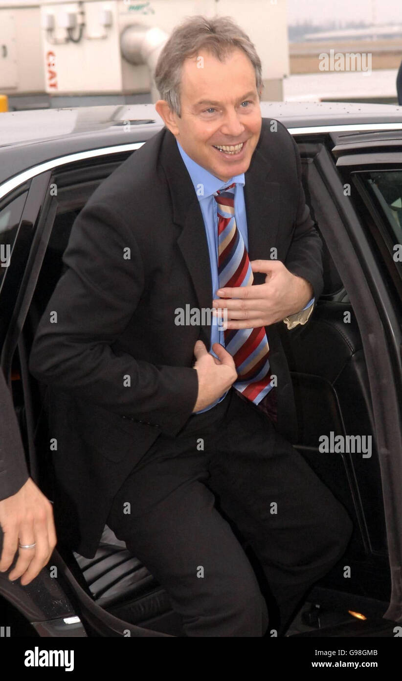 Il primo ministro britannico Tony Blair arriva all'aeroporto di Bruxelles in Belgio, venerdì 24 marzo 2006, per imbarcarsi su un aeromobile di 777 zine, che lo porterà a Melbourne, Australia. Per l'inizio di una missione diplomatica di sette giorni che lo porterà anche in Nuova Zelanda e in Indonesia. Il volo del signor Blairs per Melbourne, se tutto andrà a pianificare, registrerà un record come il più lungo volo passeggeri non stop della British Airways mai realizzato, a 19 ore. Vedi PA Story POLITICS Blair. PREMERE ASSOCIAZIONE foto. Il credito fotografico dovrebbe essere: Stefan Rousseau/PA. Foto Stock