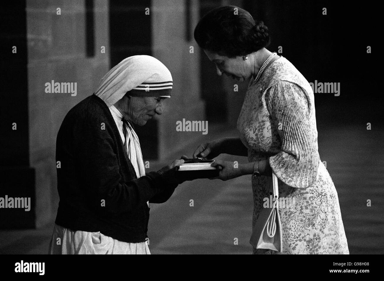 Madre Teresa chiacchiera con la regina sorridente, dopo che quest'ultima aveva presentato alla Signora di Calcutta le insegne dell'Ordine Onorario o merito. Foto Stock