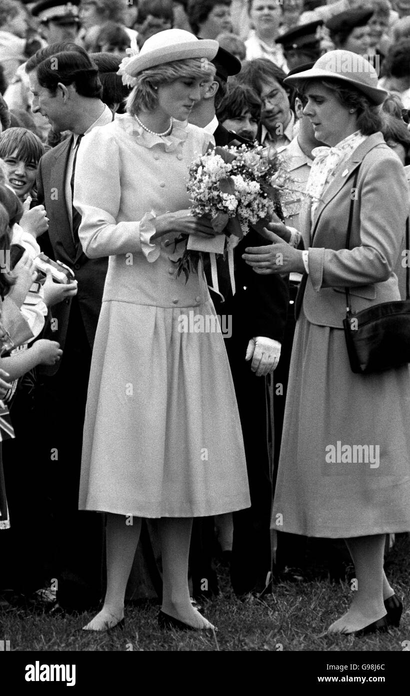 La Principessa del Galles consegna un altro bouquet di fiori alla sua signora in attesa, Anne Beckwith Smith (a destra), mentre arriva con il Principe del Galles a San Giovanni, New Brunswick il quarto giorno del loro tour di 18 giorni del Canada. Foto Stock