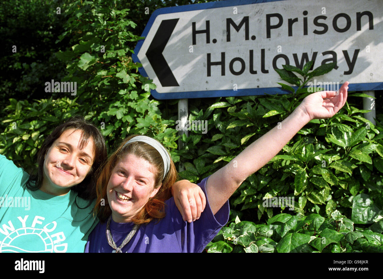 I manifestanti di Twyford Down Emma (a sinistra) e Rebecca Lush celebrano la loro libertà dopo essere stati rilasciati dalla prigione di Holloway. Foto Stock