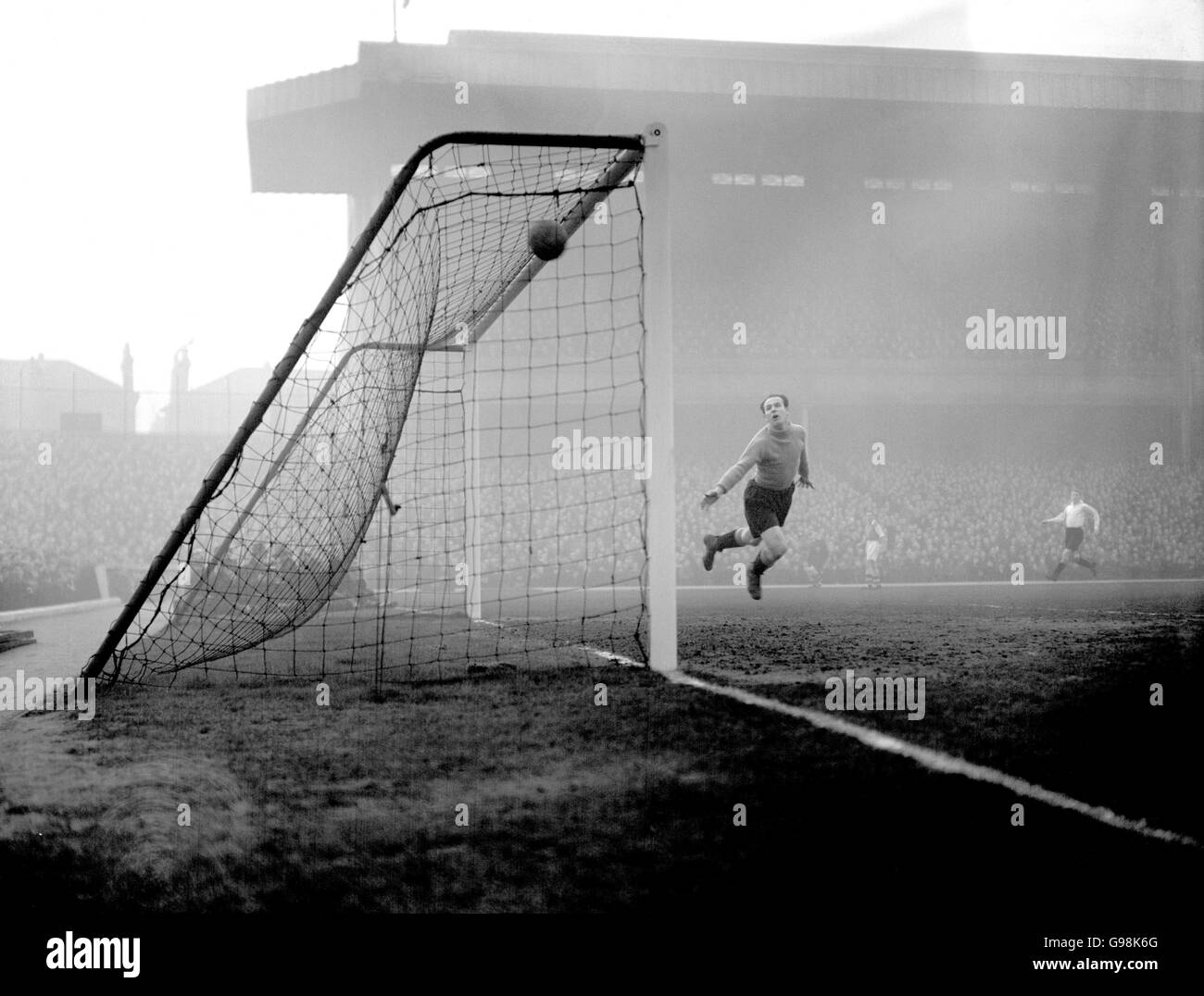 Calcio - Football League Divisione uno - Arsenal / Sunderland - Highbury. Il portiere di Sunderland Johnny Mapson è impotente per impedire che la palla vola nell'angolo superiore del suo obiettivo Foto Stock