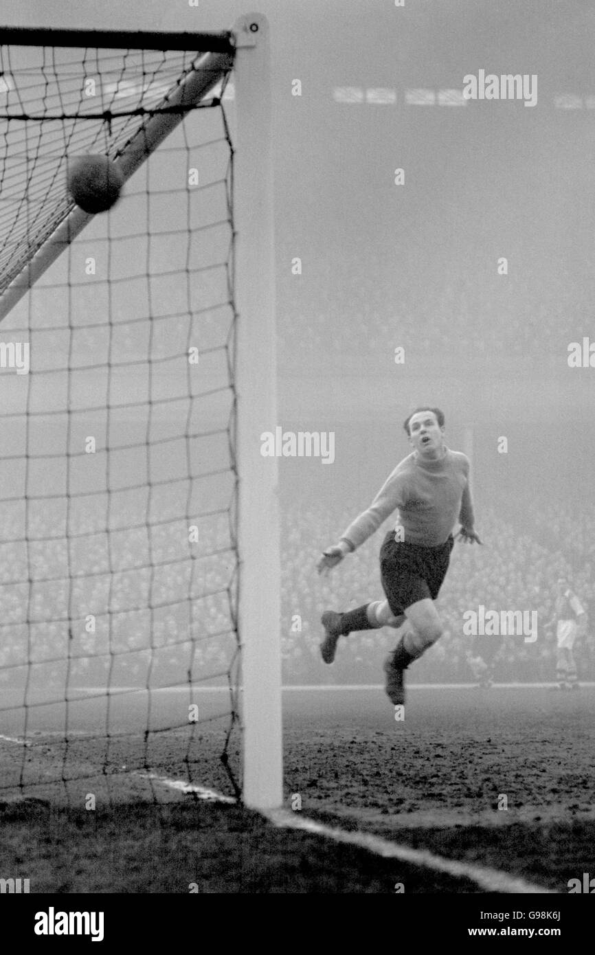 Calcio - Football League Divisione uno - Arsenal / Sunderland - Highbury. Il portiere di Sunderland Johnny Mapson è impotente per impedire che la palla vola nell'angolo superiore del suo obiettivo Foto Stock