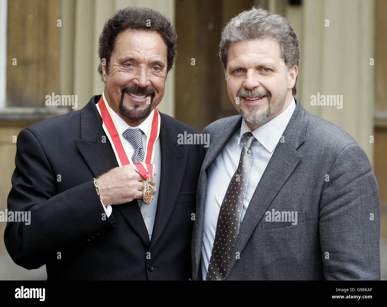 La leggenda del canto Tom Jones e suo figlio Mark a Buckingham Palace nel centro di Londra, mercoledì 29 marzo 2006 dopo aver ricevuto la sua cavallerezza. Vedere la storia di PA INVESTITURA REALE. PREMERE ASSOCIAZIONE foto. Il credito fotografico dovrebbe essere: Andrew Parsons/PA pool. Foto Stock