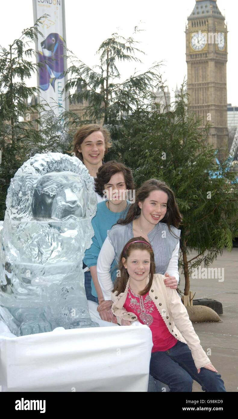 Il 'fratelli Pevensie" dal "Le Cronache di Narnia", (Top-Bottom) William Moseley, Skandar Keynes, Anna Popplewell e Georgie Henley, al fianco di una vita-dimensione 70 pietra scultura di ghiaccio di 'Aslan' a un photocall per contrassegnare il Disney's aprile 3 Rilascio del DVD del film, presso la sala da ballo, County Hall di Londra Sud, mercoledì 29 marzo 2006. Stampa foto di associazione. Foto di credito dovrebbe leggere: Anthony Harvey/PA Foto Stock