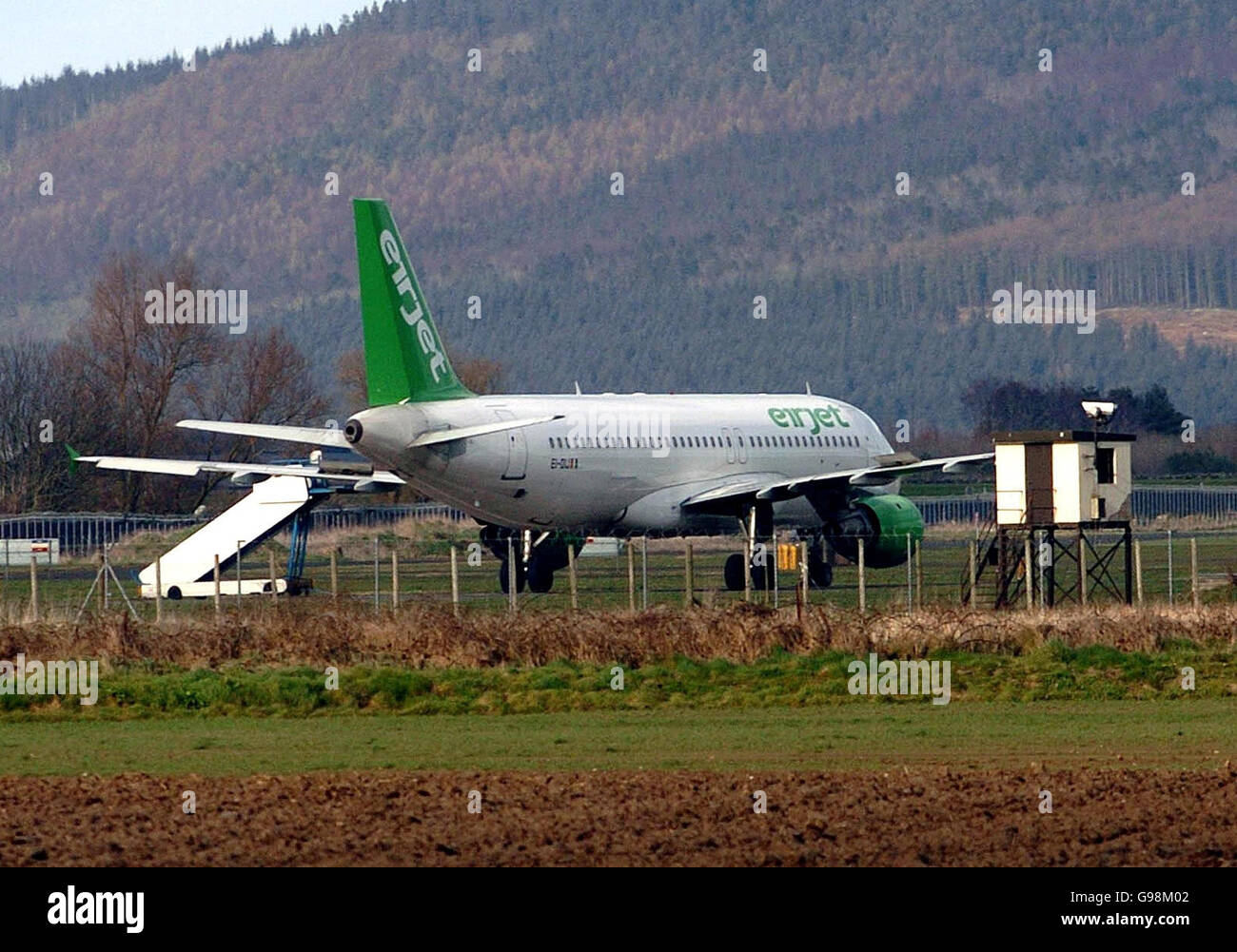 Il servizio da Liverpool a Derry operato da Eirjet per conto di Ryanair alla base militare di Ballykelly, mercoledì 29 marzo 2006, come il pilota stasera ha affrontato il sacco dopo aver atterrato il jet passeggeri in un campo militare per errore. Ha toccato giù il volo di Ryanair da Liverpool cinque miglia a corto della sua destinazione prevista alla città dell'aeroporto di Derry. Vedi PA Story ULSTER Plane. PREMERE ASSOCIAZIONE foto. Il credito fotografico dovrebbe essere: PA Foto Stock