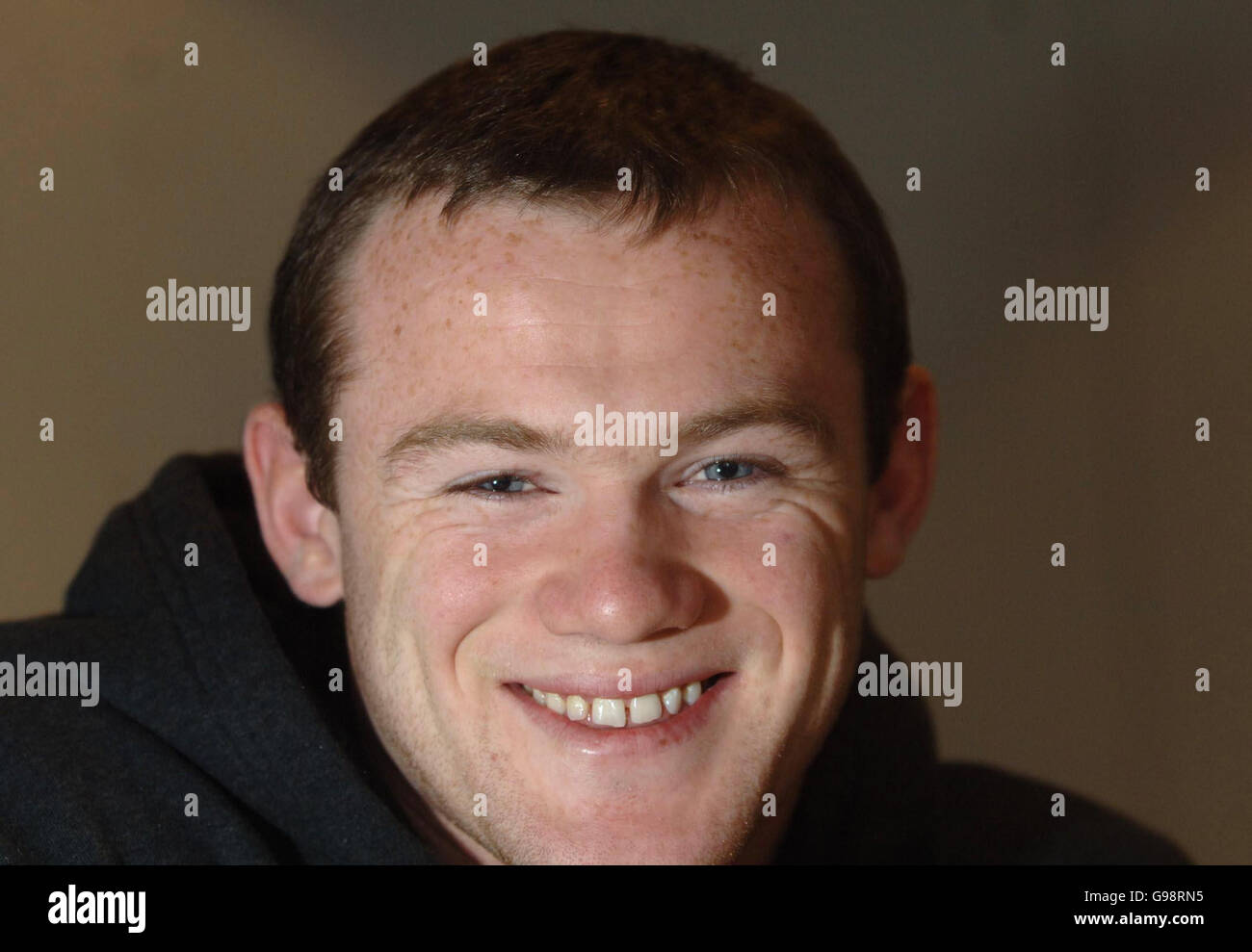 Il calciatore dell'Inghilterra Wayne Rooney ha firmato il più grande affare del libro di sport nella storia di pubblicazione, è stato annunciato oggi. La stella Manchester United, di 20 anni, ha stipulato un contratto di 12 anni con HarperCollins per scrivere un minimo di cinque libri. Il primo volume, che dovrebbe colpire gli scaffali alla fine di luglio, sarà un'autobiografia della sua vita fino a e compreso il Campionato del mondo di quest'anno. I libri di follow-up copriranno il resto della sua carriera di gioco. Rooney ha firmato il suo accordo presso la sede centrale di HarperCollins a Hammersmith, Londra ovest. Foto Stock