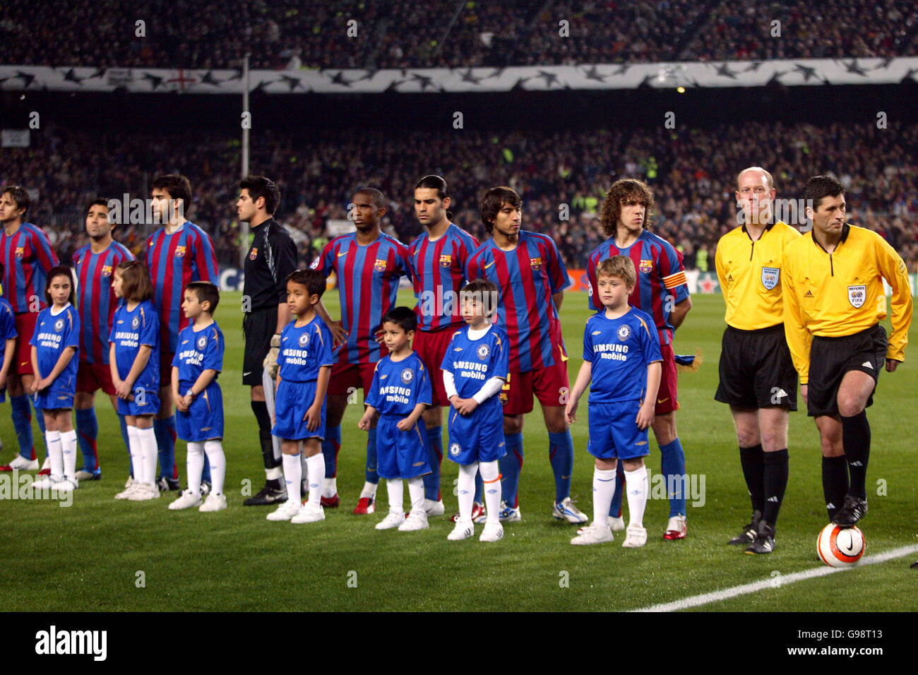 Calcio - UEFA Champions League - Round of 16 - seconda tappa - Barcellona v Chelsea - Nou Camp. I giocatori di Barcellona si allineano prima della partita Foto Stock