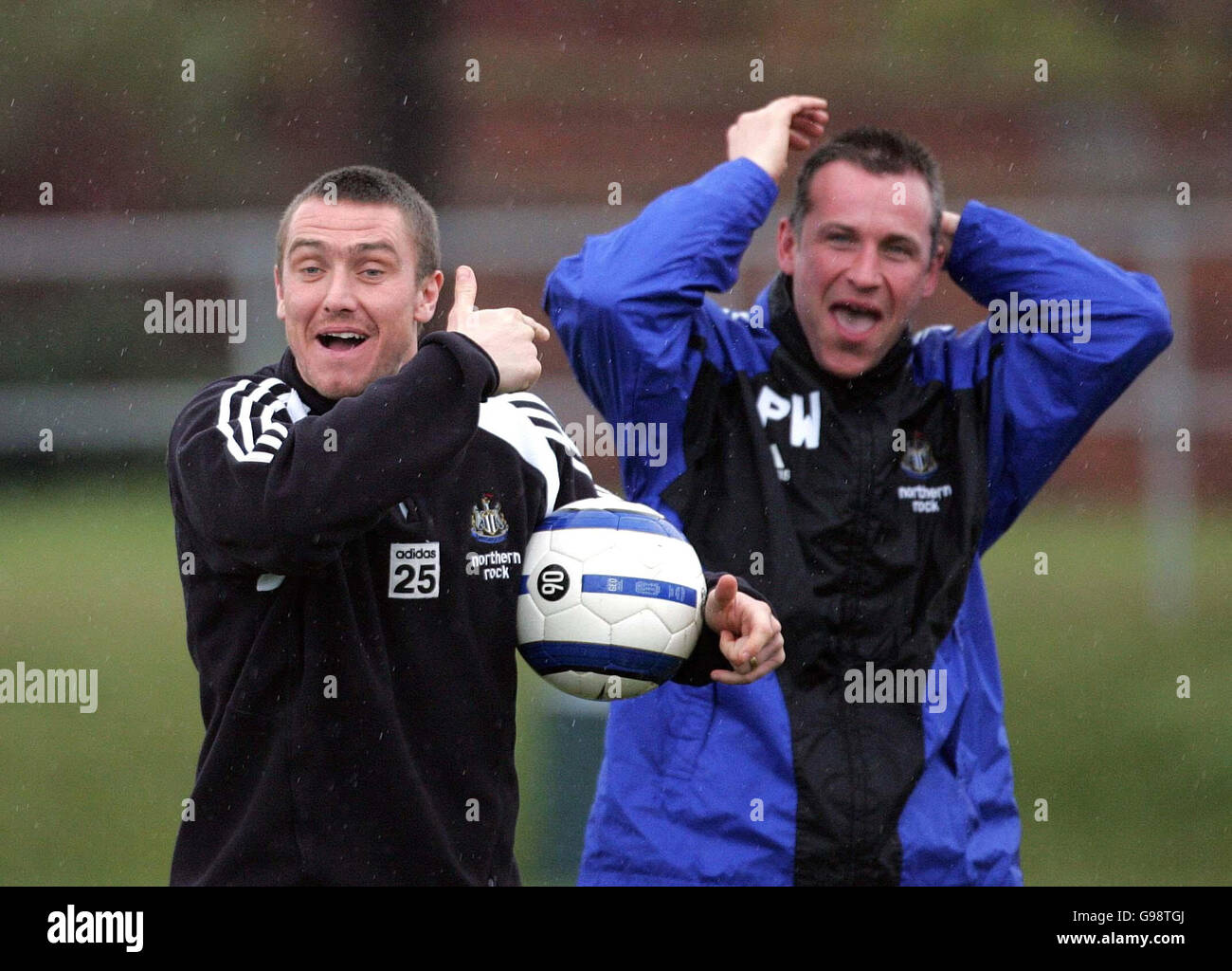 Newcastle United's Lee Clarke (l) condivide una battuta con il allenatore di fitness Paul Winsper durante una sessione di allenamento a Longbenton, Newcastle, venerdì 10 marzo 2006, prima della partita Barclays Premiership contro Manchester United a Old Trafford la domenica. PREMERE ASSOCIAZIONE foto. Il credito fotografico dovrebbe essere: Owen Humphreys/PA. Foto Stock