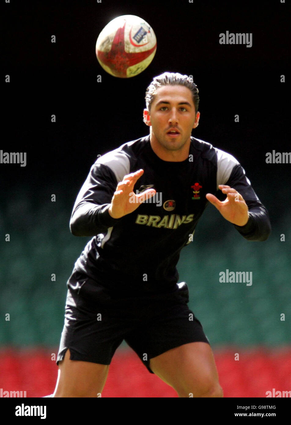 Gavin Henson del Galles durante una sessione di allenamento al Millennium Stadium di Cardiff, venerdì 10 marzo 2006, in vista della loro RBS 6 Nations Match contro l'Italia sabato. Vedi la storia della Pennsylvania RUGBYU Wales. PREMERE ASSOCIAZIONE foto. Il credito fotografico dovrebbe essere: David Davies/PA. Foto Stock