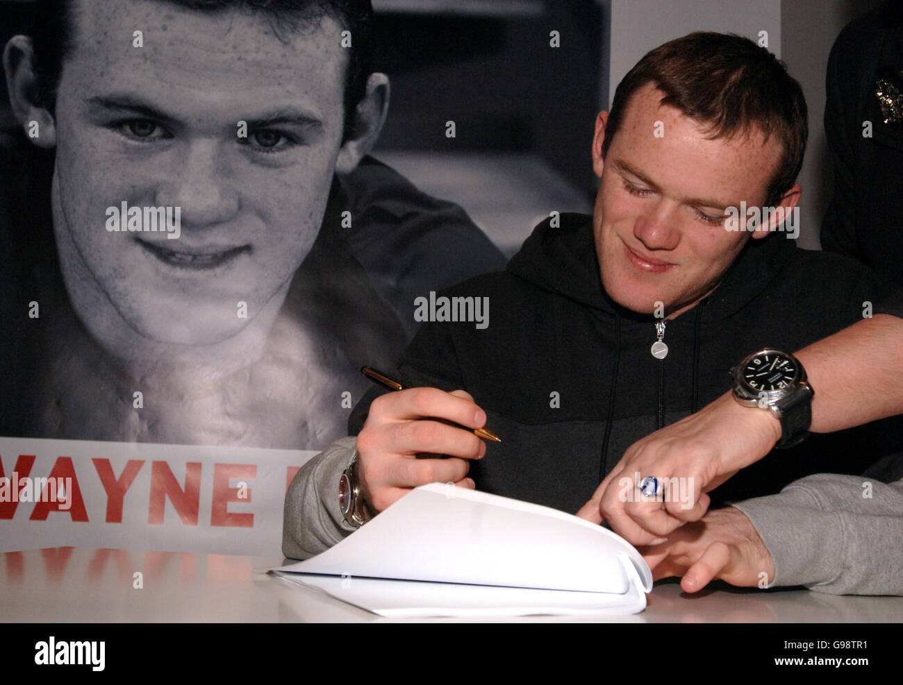 Il calciatore dell'Inghilterra Wayne Rooney ha firmato il più grande affare del libro di sport nella storia di pubblicazione, è stato annunciato oggi. La stella Manchester United, di 20 anni, ha stipulato un contratto di 12 anni con HarperCollins per scrivere un minimo di cinque libri. Il primo volume, che dovrebbe colpire gli scaffali alla fine di luglio, sarà un'autobiografia della sua vita fino a e compreso il Campionato del mondo di quest'anno. I libri di follow-up copriranno il resto della sua carriera di gioco. Rooney ha firmato il suo accordo presso la sede centrale di HarperCollins a Hammersmith, Londra ovest. Foto Stock