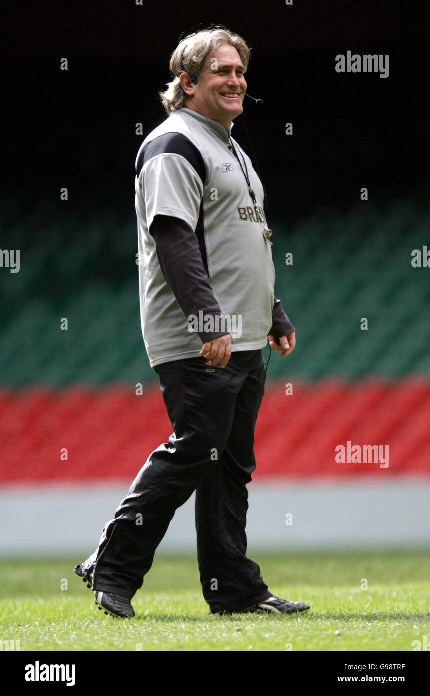 Il allenatore del Galles Scott Johnson durante una sessione di allenamento al Millennium Stadium di Cardiff, venerdì 10 marzo 2006, in vista della partita RBS 6 Nations contro l'Italia di sabato. Vedi la storia della PA RUGBYU Wales. PREMERE ASSOCIAZIONE foto. Il credito fotografico dovrebbe essere: David Davies/PA. Foto Stock