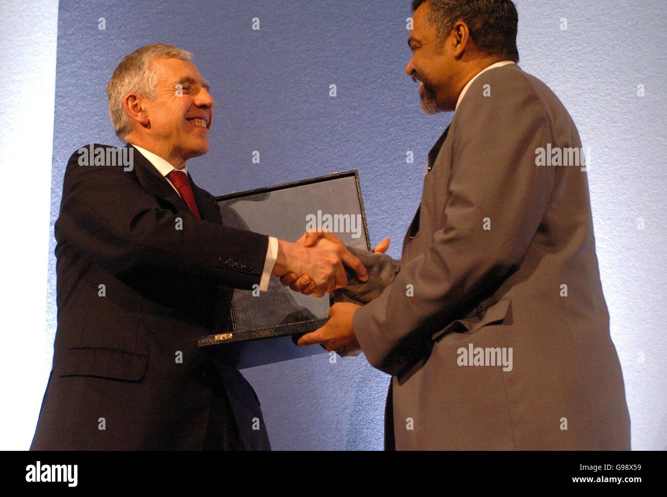 Il Segretario agli Esteri Jack Straw presenta ad Abdelwahab al-Effendi il Premio Allama Iqbal per la creatività nel pensiero islamico durante il sesto Premio per l'eccellenza per le notizie musulmane, tenutosi a Grovesnor House, nel centro di Londra, lunedì 27 marzo 2006. Straw ha elogiato i contributi della comunità musulmana al successo, alla cultura e alla prosperità della società britannica. Vedi la storia del PA MUSSULMANO SOCIALE. PREMERE ASSOCIAZIONE foto. Il credito fotografico dovrebbe leggere: Johnny Green/PA. Foto Stock