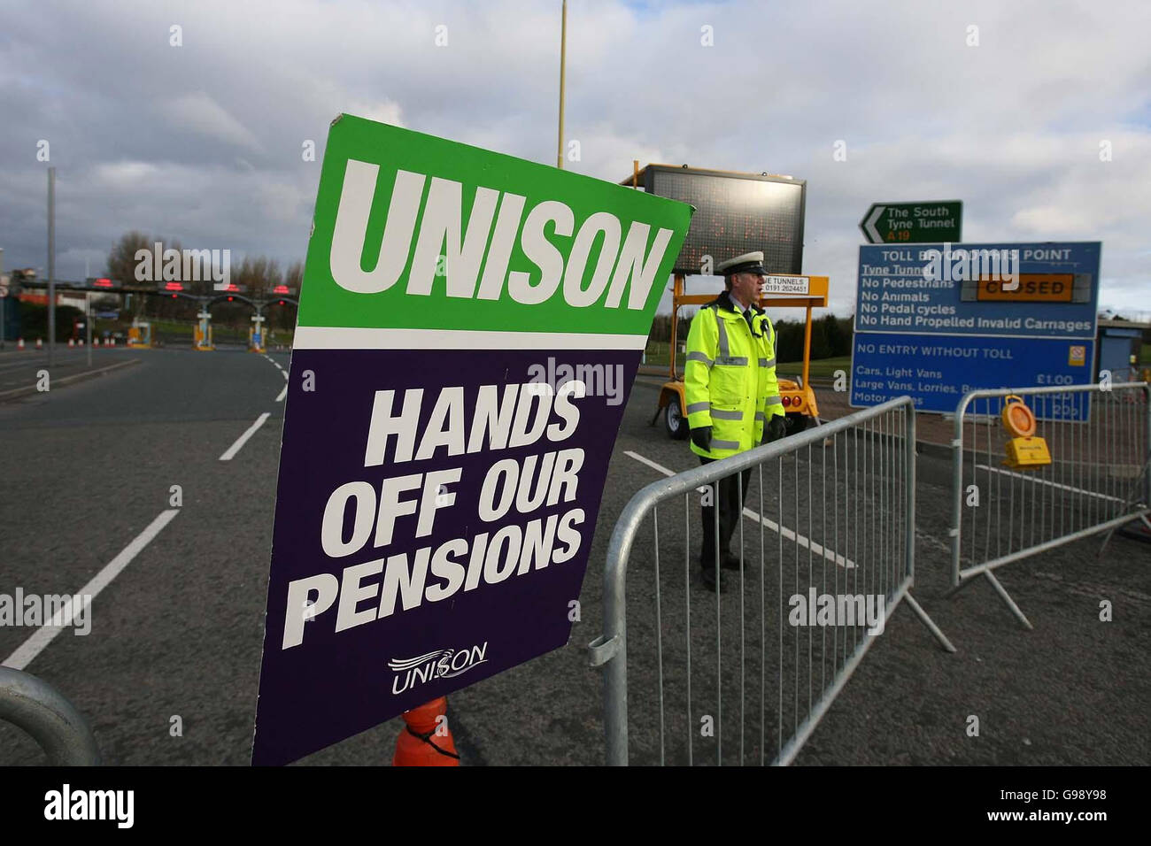 Il Tunnel di Tyne, a nord, è desertato mentre i lavoratori del consiglio vanno in sciopero, martedì 28 marzo 2006. Il Regno Unito sarà oggi colpito da una passeggiata di 1.5 milioni di lavoratori del consiglio in fila sulle pensioni, la più grande tappa dopo lo sciopero generale del 1926. Guarda la storia di PA INDUSTRY Strike. PREMERE ASSOCIAZIONE FOTO. Il credito fotografico dovrebbe essere: Owen Humphreys/PA Foto Stock
