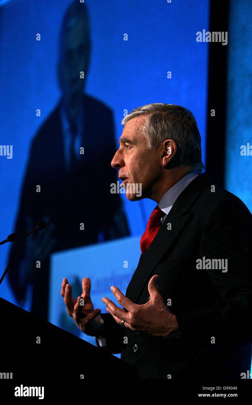 Il Segretario agli Esteri Jack Straw ha annunciato un nuovo focus sulla sicurezza degli approvvigionamenti energetici e sulla lotta all'immigrazione clandestina, in quanto definisce le ultime priorità diplomatiche della Gran Bretagna, al Queen Elizabeth Conference Center nel centro di Londra, martedì 28 marzo 2006. In un Libro bianco, intitolato diplomazia attiva per un mondo in evoluzione, Straw ha sottolineato le preoccupazioni relative al declino delle riserve energetiche britanniche e alle "tensioni" derivanti dalla migrazione su larga scala. Vedere politica PA diplomazia. PREMERE ASSOCIAZIONE foto. Il credito fotografico dovrebbe essere: Cathal McNaughton/PA. Foto Stock