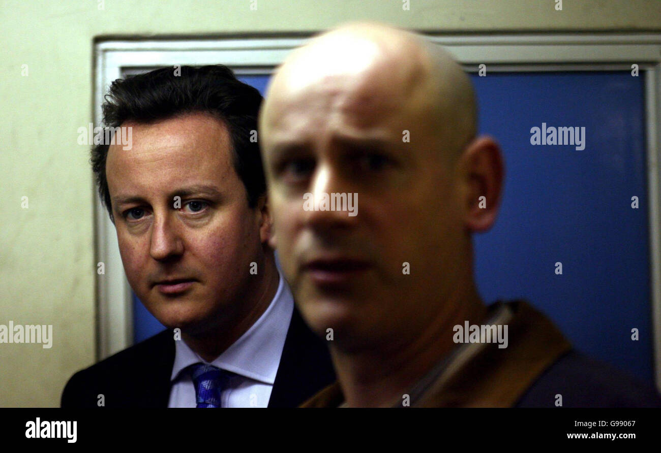 David Cameron, leader del partito conservatore (a sinistra), visita la High Path Estate, a Merton, nel sud-ovest di Londra, martedì 28 marzo 2006. Il leader Tory ha visitato per discutere con i residenti come la progettazione di alloggi può influenzare radicalmente il tasso di criminalità locale. PREMERE ASSOCIAZIONE foto. Il credito fotografico dovrebbe essere: Chris Young/PA. Foto Stock