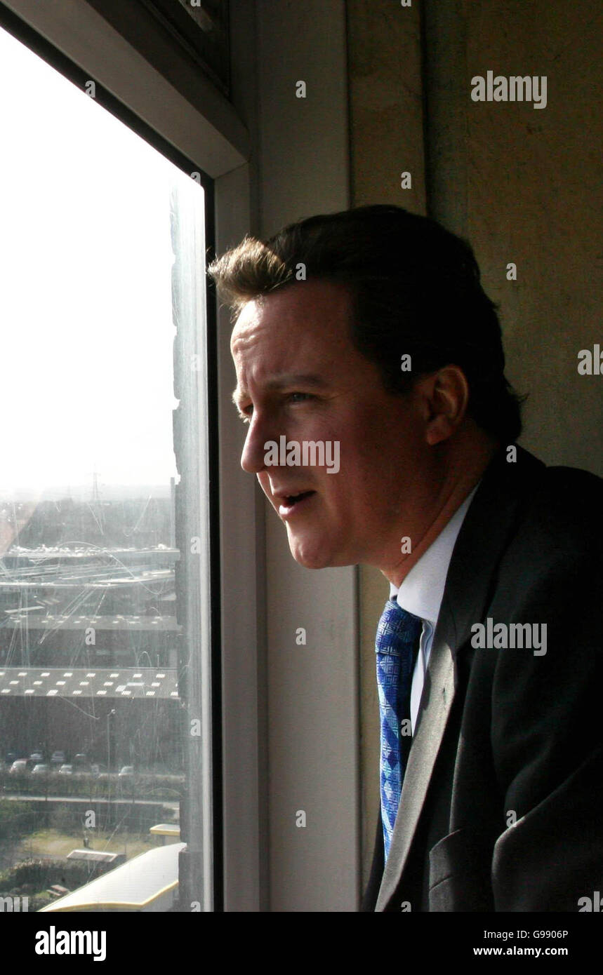 Il leader del Partito conservatore David Cameron guarda alla High Path Estate, a Merton, a sud-ovest di Londra, martedì 28 marzo 2006. Il leader Tory ha visitato per discutere con i residenti come il design delle proprietà immobiliari può influenzare radicalmente il tasso di criminalità locale. PREMERE ASSOCIAZIONE foto. Il credito fotografico dovrebbe essere: Chris Young/PA. Foto Stock