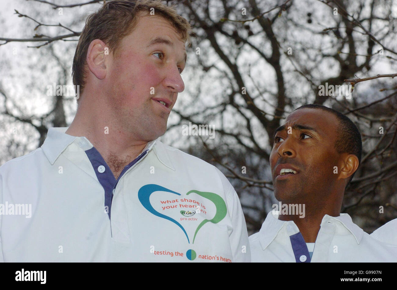 Gli Olympians Sir Matthew Pinsent e Colin Jackson lanciano una campagna di salute del cuore a livello nazionale che offre la pressione sanguigna libera ed i test del colesterolo al pubblico generale ad un lancio fuori dalla Sala Centrale di Westminster nel centro di Londra, martedì 28 2006 marzo. La campagna è in corso di gestione da parte del marchio leader nel Regno Unito per la salute del cuore, Flora pro.activ, in associazione con il cuore benefico del colesterolo UK. Vedere la storia del PA. PREMERE ASSOCIAZIONE foto. Il credito fotografico dovrebbe leggere: Johnny Green/PA. Foto Stock