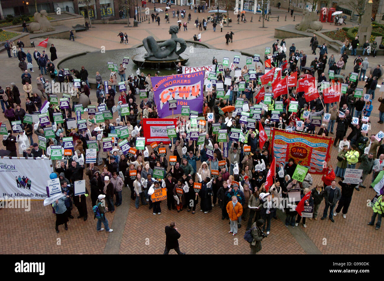 Lavoratori del Consiglio e del settore pubblico in sciopero a Victoria Square, Birmingham, martedì 28 marzo 2006. Il Regno Unito è stato colpito da una panoramica di oggi di 1.5 milioni di lavoratori del consiglio di fila sulle pensioni, la più grande tappa dopo lo sciopero generale del 1926. Guarda la storia di PA INDUSTRY Strike. PREMERE ASSOCIAZIONE foto. Il credito fotografico dovrebbe essere: David Jones/PA Foto Stock