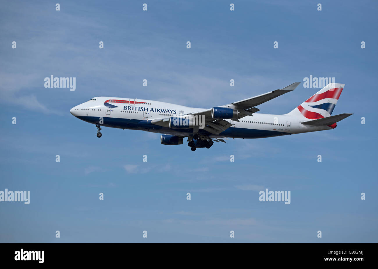British Airways Boeing 747-436 g di registrazione-CIVT jumbo jet che arrivano all'Aeroporto di Londra. SCO 10,472. Foto Stock