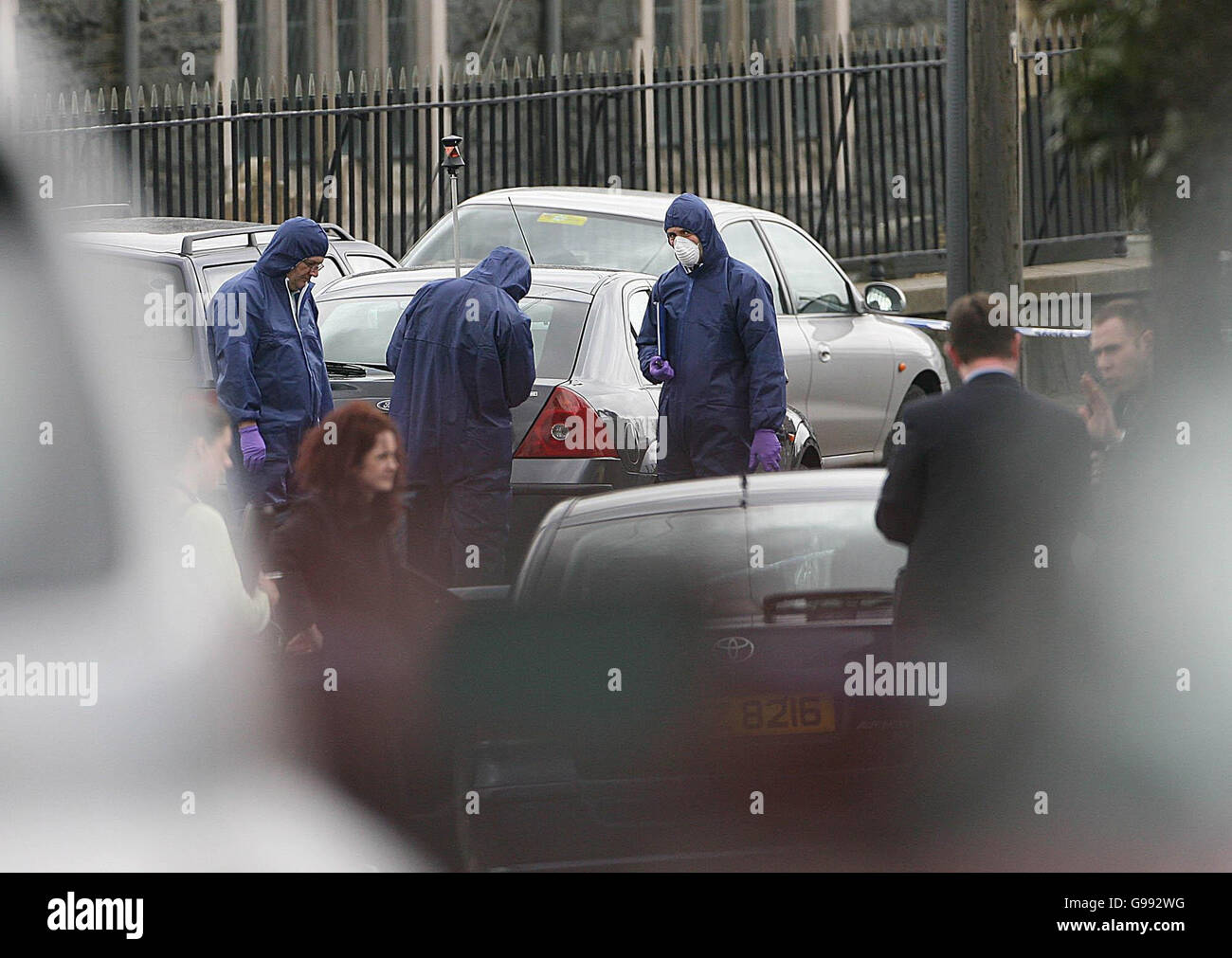 Ufficiali forensi della polizia in Church Street a Ballynahinch, County Down, dove oggi la polizia ha sparato un uomo morto in un posto di controllo di un veicolo. Foto Stock