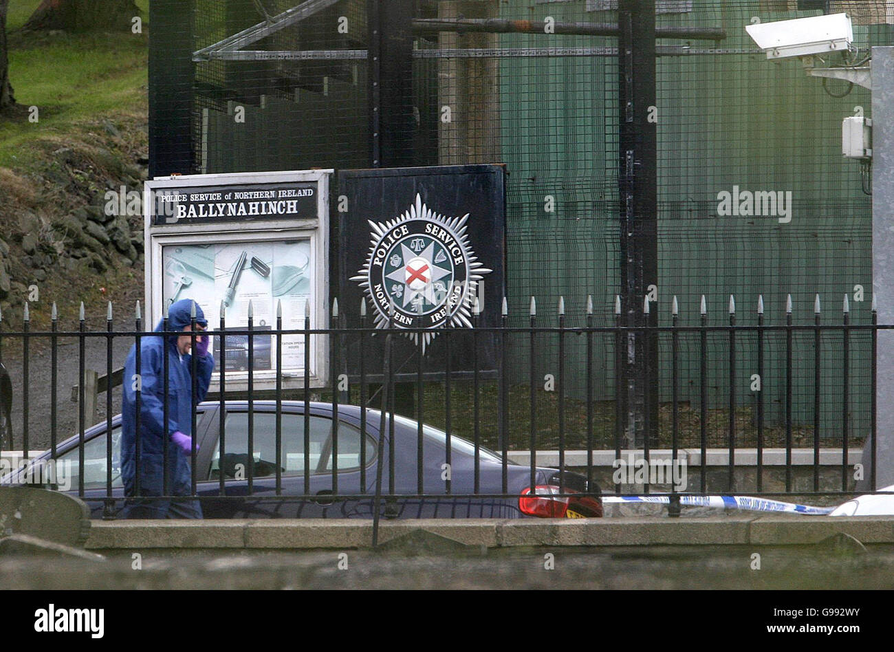 Un ufficiale forense della polizia su Church Street a Ballynahinch, County Down, dove la polizia ha ucciso un uomo oggi in un checkpoint veicolo. Foto Stock