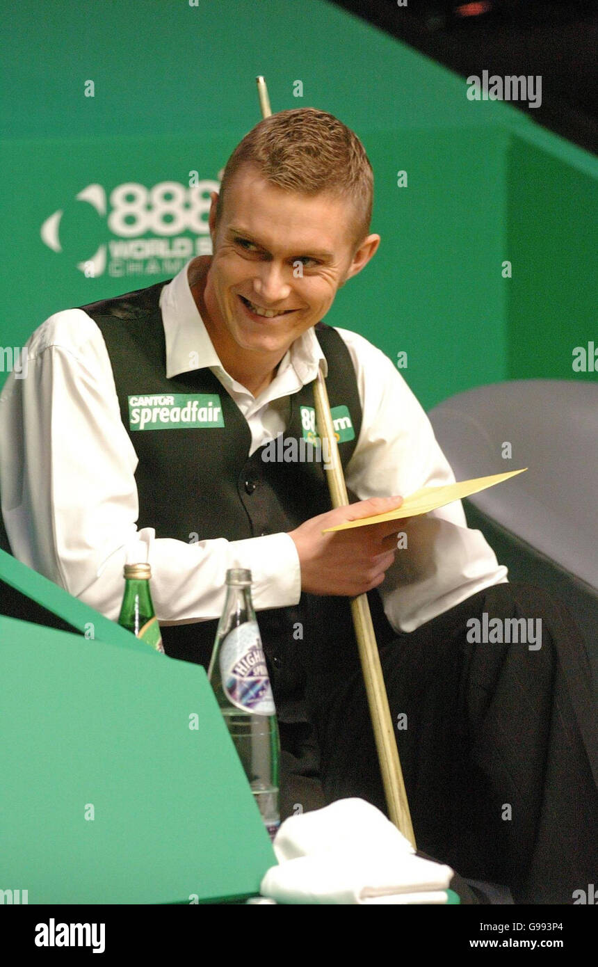 Paul Hunter sorride dopo che un fan gli ha passato una carta durante la sua partita contro Neil Robertson durante il primo round del World Snooker Championship al Crucible Theatre di Sheffield. Foto Stock