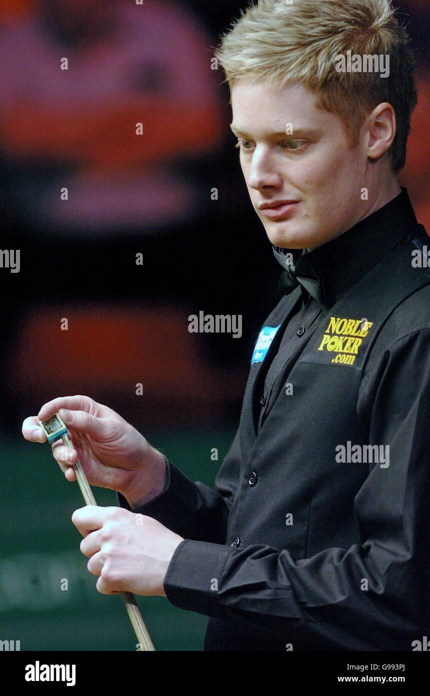 Neil Robertson calca durante la sua partita con Paul Hunter nel primo round del campionato mondiale di biliardo al Crucible Theatre di Sheffield. Foto Stock