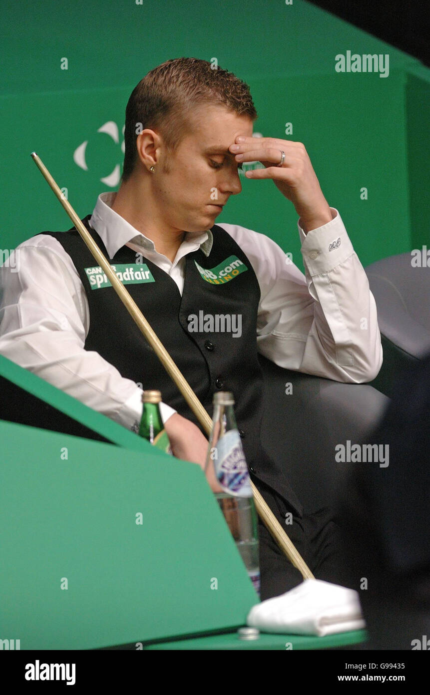 Paul Hunter in azione contro Neil Robertson durante il primo round del Campionato Mondiale di Snooker al Crucible Theatre di Sheffield. Foto Stock