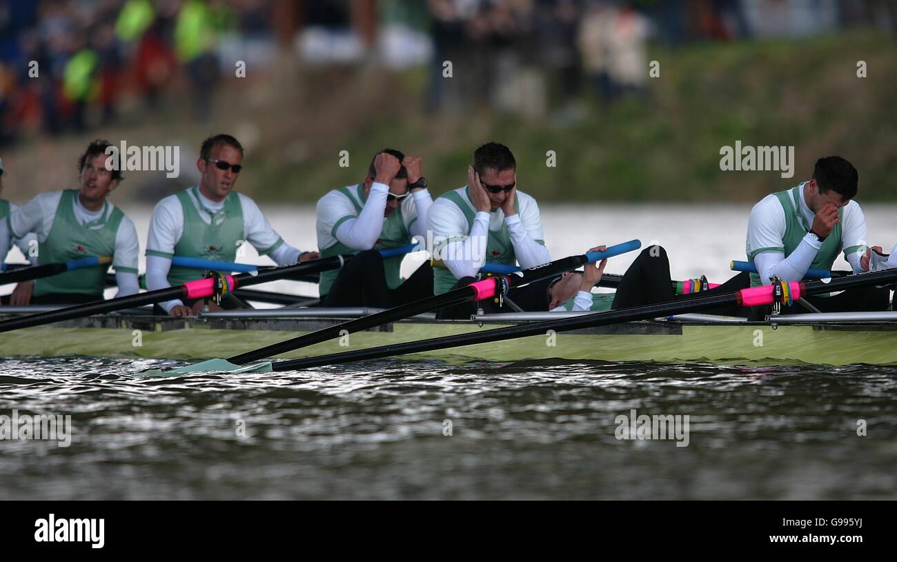 Rowing - la 152nd Boat Race - Oxford v Cambridge - il Tamigi. L'equipaggio di Cambridge viene espulso alla fine della gara Foto Stock