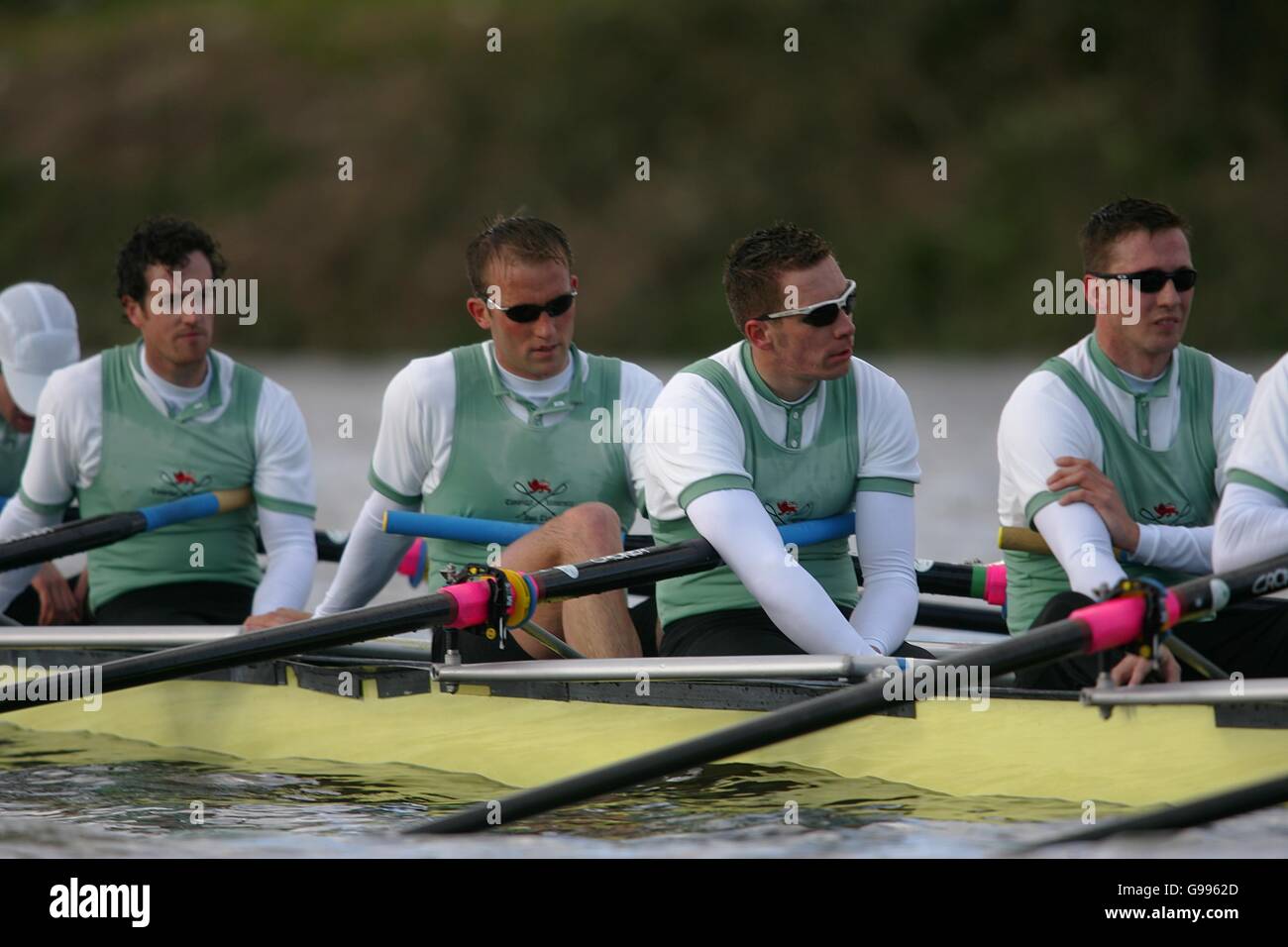 Rowing - la 152nd Boat Race - Oxford v Cambridge - il Tamigi. L'equipaggio di Cambridge viene espulso alla fine della gara Foto Stock