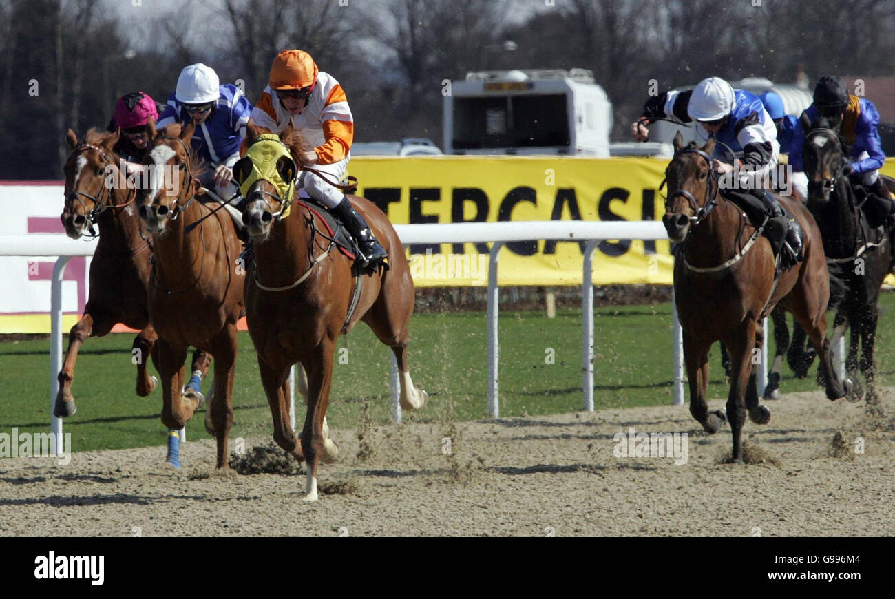 Carlton Scroop guidato da jockey Shane Kelly (indossando il cappuccio arancione) continua a vincere il Intercasino.co.uk Tri-banded Stakes al Kempton Park, mercoledì 5 aprile 2006. PREMERE ASSOCIAZIONE foto. Il credito fotografico dovrebbe essere: Tim Ockenden/PA. Foto Stock