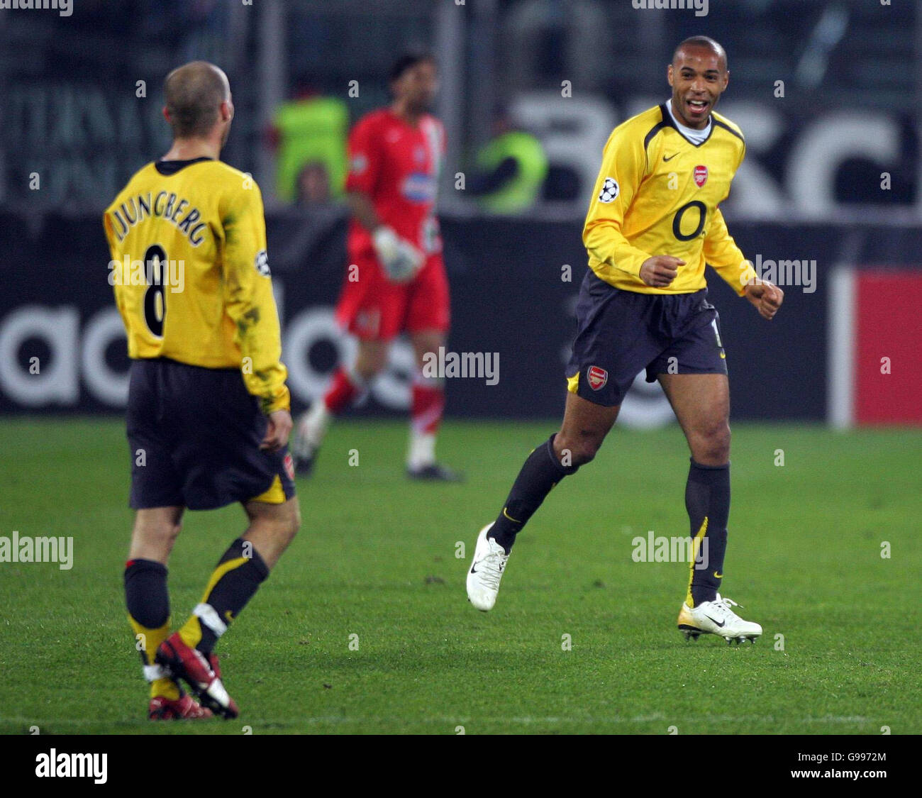 Thierry Henry (R) dell'Arsenal festeggia il passaggio alla semifinale dopo la quarta finale della UEFA Champions League, seconda tappa contro Juventus allo Stadio delle Alpi di Torino, Italia, mercoledì 5 aprile 2006. Il gioco si è concluso 0-0 con Arsenal che ha attraversato 2-0 su aggregato. Guarda la storia dell'arsenale DI CALCIO della PA. Foto Stock