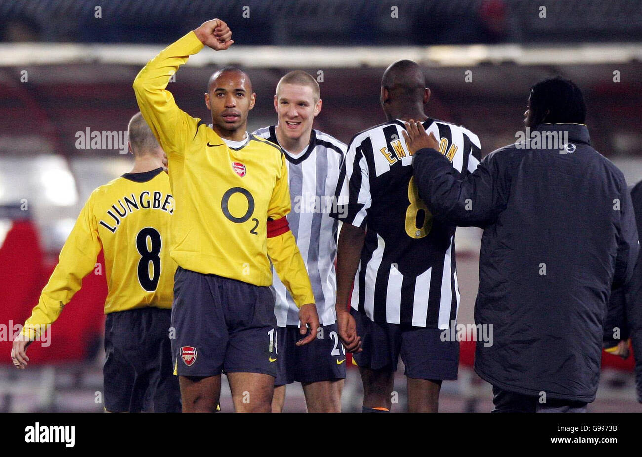 Thierry Henry dell'Arsenal (seconda a sinistra) festeggia il passaggio alla semifinale dopo la quarta finale della UEFA Champions League, seconda tappa contro Juventus allo Stadio delle Alpi, Torino, Italia, mercoledì 5 aprile 2006. Il gioco si è concluso 0-0 con Arsenal che ha attraversato 2-0 su aggregato. Guarda la storia dell'arsenale DI CALCIO della PA. Foto Stock