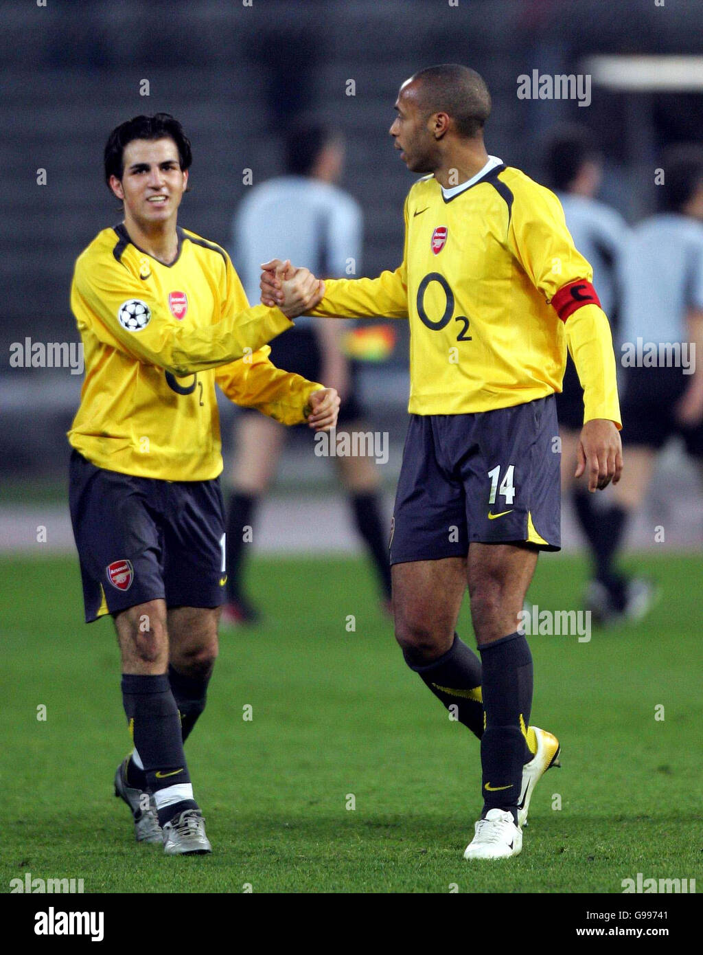 Thierry Henry di Arsenal e Francesc Fabregas (L) festeggiano il passaggio alla semifinale dopo la loro quarta finale della UEFA Champions League, seconda tappa contro Juventus allo Stadio delle Alpi, Torino, Italia, mercoledì 5 aprile 2006. Il gioco si è concluso 0-0 con Arsenal che ha attraversato 2-0 su aggregato. Guarda la storia dell'arsenale DI CALCIO della PA. Foto Stock