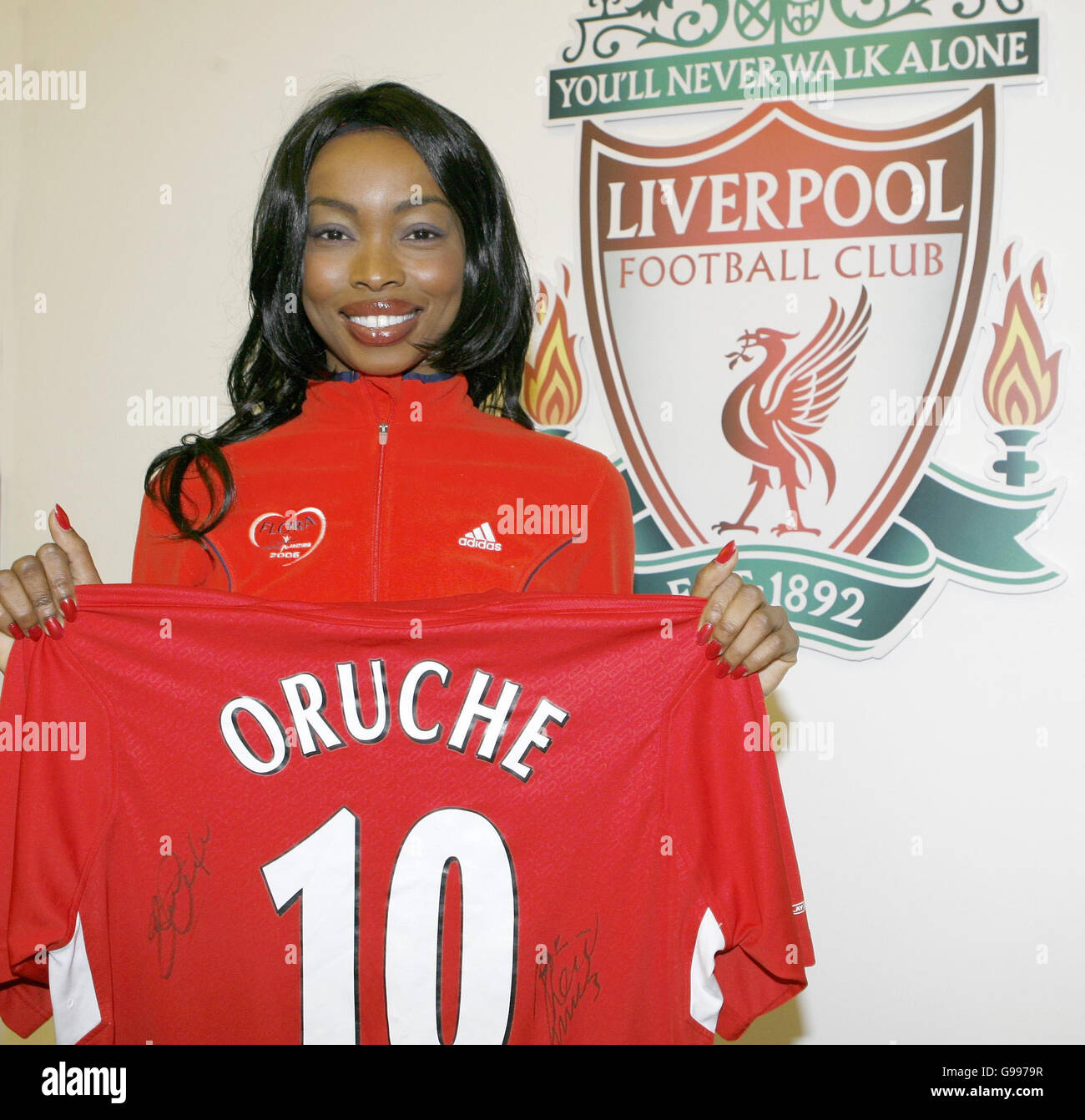 L'attrice delle mogli dei calciatori Phina Oruche tiene in mano una camicia firmata dai giocatori del Liverpool Football Club durante una visita al campo di allenamento di Melwood giovedì 6 aprile 2006, prima della Flora London Marathon di questo mese, in cui si contenderà per raccogliere denaro per l'Anthony Nolan Trust. Un fan del Liverpool FC sin dall'infanzia, Phina, che è recentemente tornato da LOS ANGELES nel Regno Unito per star nelle mogli di Bill e calciatori, ha iniziato la sua carriera cinematografica e televisiva negli Stati Uniti e ha recitato in 'Nip/Tuck' e 'Buffy the Vampire Slayer'. Foto Stock