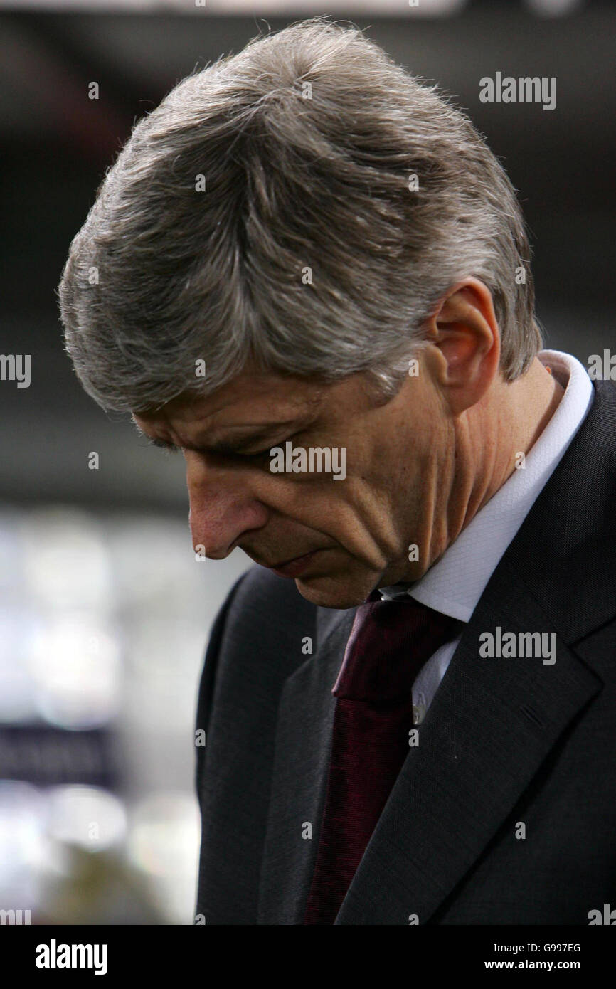 Arsenal manager Arsene Wenger durante il semi-finale dopo il loro UEFA Champions League quarti di finale, la seconda gamba-match contro la Juventus allo Stadio Delle Alpi torino, Italia, mercoledì 5 aprile 2006. La partita si è conclusa 0-0 con l'Arsenal andando attraverso 2-0 sull'aggregato. Vedere PA storia calcio Arsenal. Foto Stock