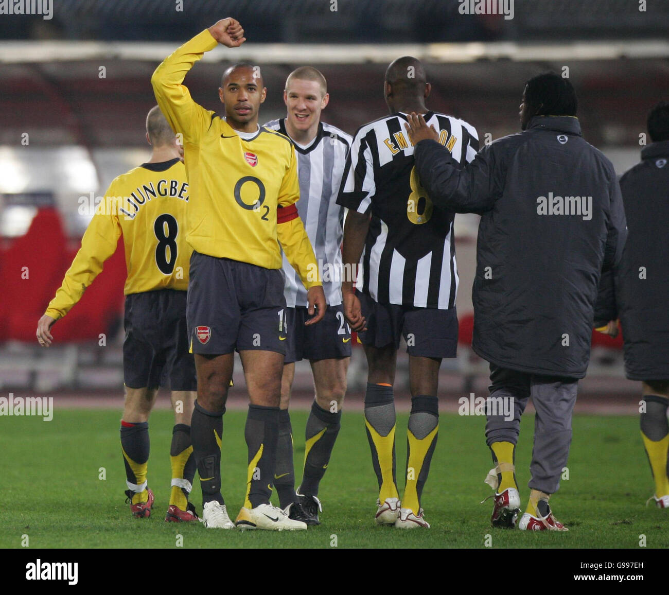 Dell'Arsenal Thierry Henry celebra andando attraverso alla semi-finale dopo il loro UEFA Champions League quarti di finale, la seconda gamba-match contro la Juventus allo Stadio Delle Alpi torino, Italia, mercoledì 5 aprile 2006. La partita si è conclusa 0-0 con l'Arsenal andando attraverso 2-0 sull'aggregato. Vedere PA storia calcio Arsenal. Foto Stock