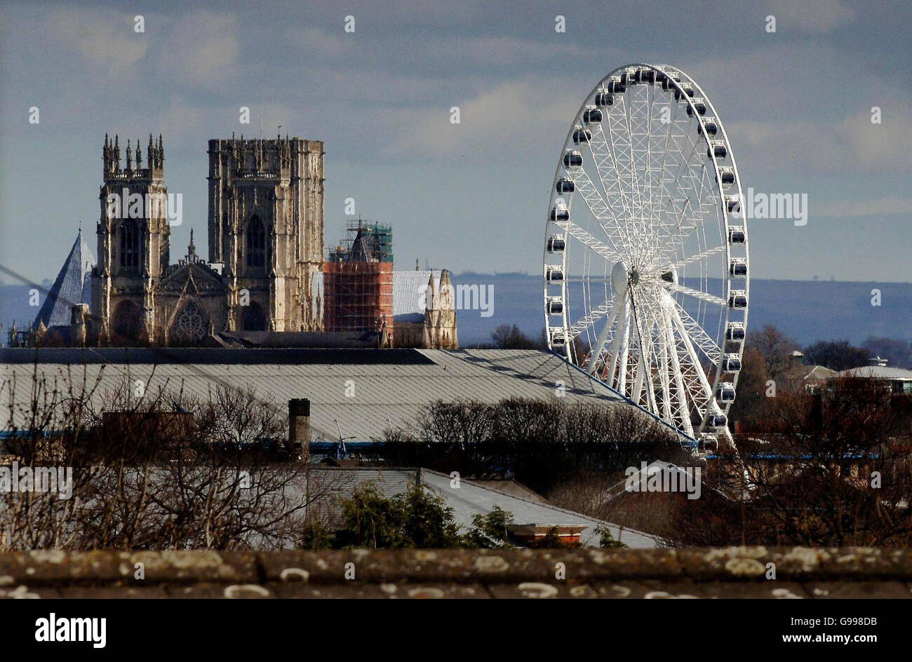 Lo skyline di York, dominato da secoli da York Minster, è stato affiancato da una nuova attrazione turistica, la ruota panoramica Norwich Union Yorkshire del National Railway Museum, il cui lancio è stato rimandato per la seconda volta per consentire il completamento dei controlli di sicurezza. Foto Stock