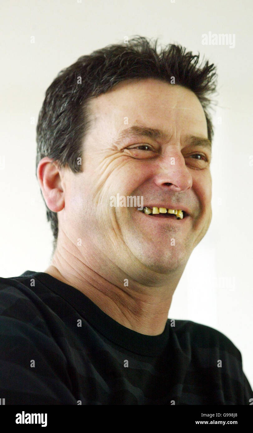 L'ex Bay City Roller Les McKeown parla ai media durante una conferenza stampa a Edimburgo. PREMERE ASSOCIAZIONE foto. Data immagine: Lunedì 10 aprile 2006. McKeown parlava della sua vita prima della sua apparizione al concerto "Blast from the Past" che si terrà il 20 aprile 2006 a Edimburgo. PREMERE ASSOCIAZIONE foto. Il credito fotografico dovrebbe essere: David Cheskin/PA. Foto Stock