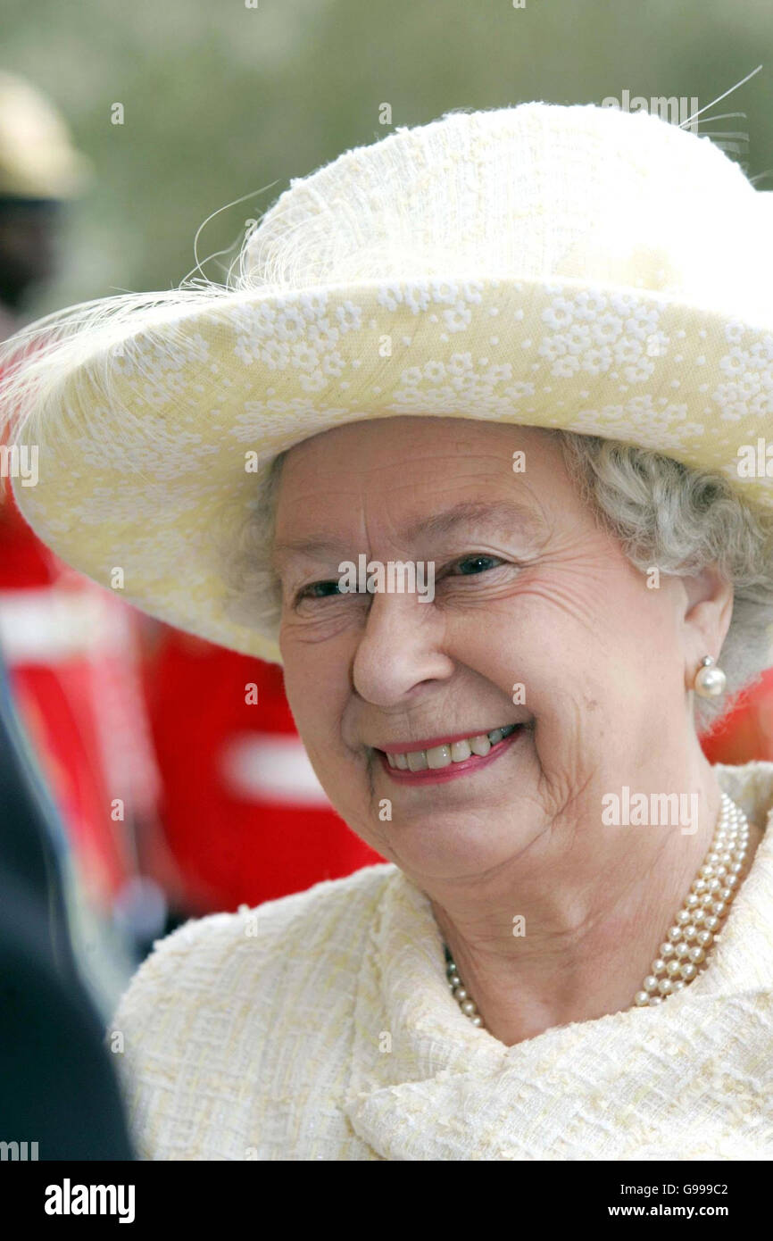 La Regina Elisabetta II della Gran Bretagna arriva al servizio annuale di Giovedi Maundy alla Cattedrale di Guildford, Surrey. Foto Stock