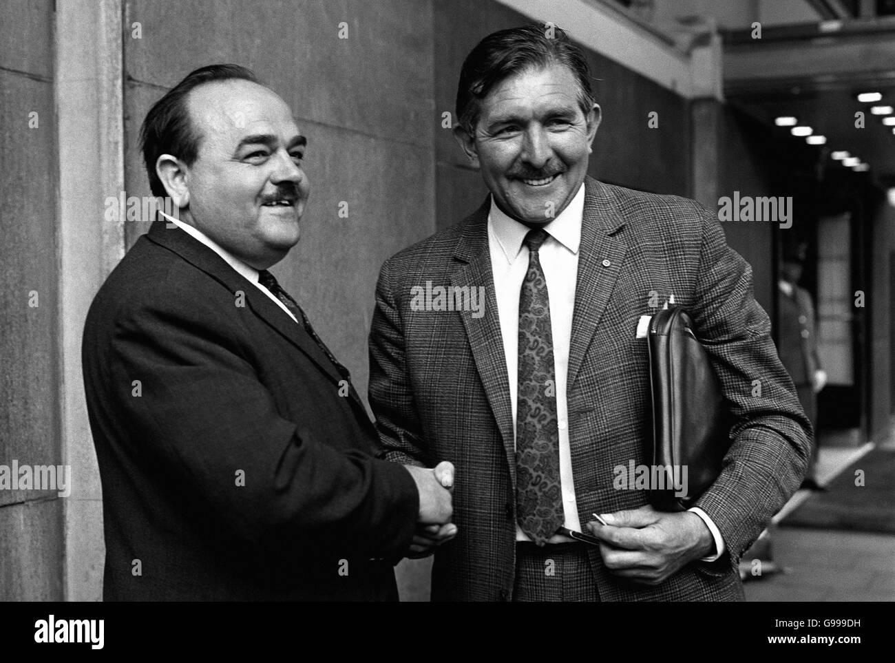 Il capitano James Thain (a destra) ex pilota britannico europeo delle vie aeree ottiene una stretta di mano da Frank Taylor, l'unico giornalista a sopravvivere al disastro aereo di Monaco. Thain fu il pilota dell'aereo del Manchester United che si schiantò a Monaco nel 1958. Foto Stock