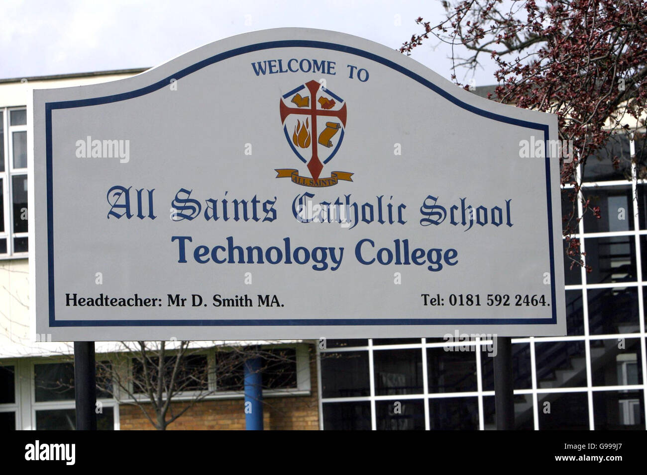 All Saints Catholic School and Technology College a Dagenham, a est di Londra, dove il capo insegnante Des Smith è stato arrestato oggi dalla polizia che indaga su affermazioni che gli onori sono stati "detenuti" dai partiti politici. Foto Stock
