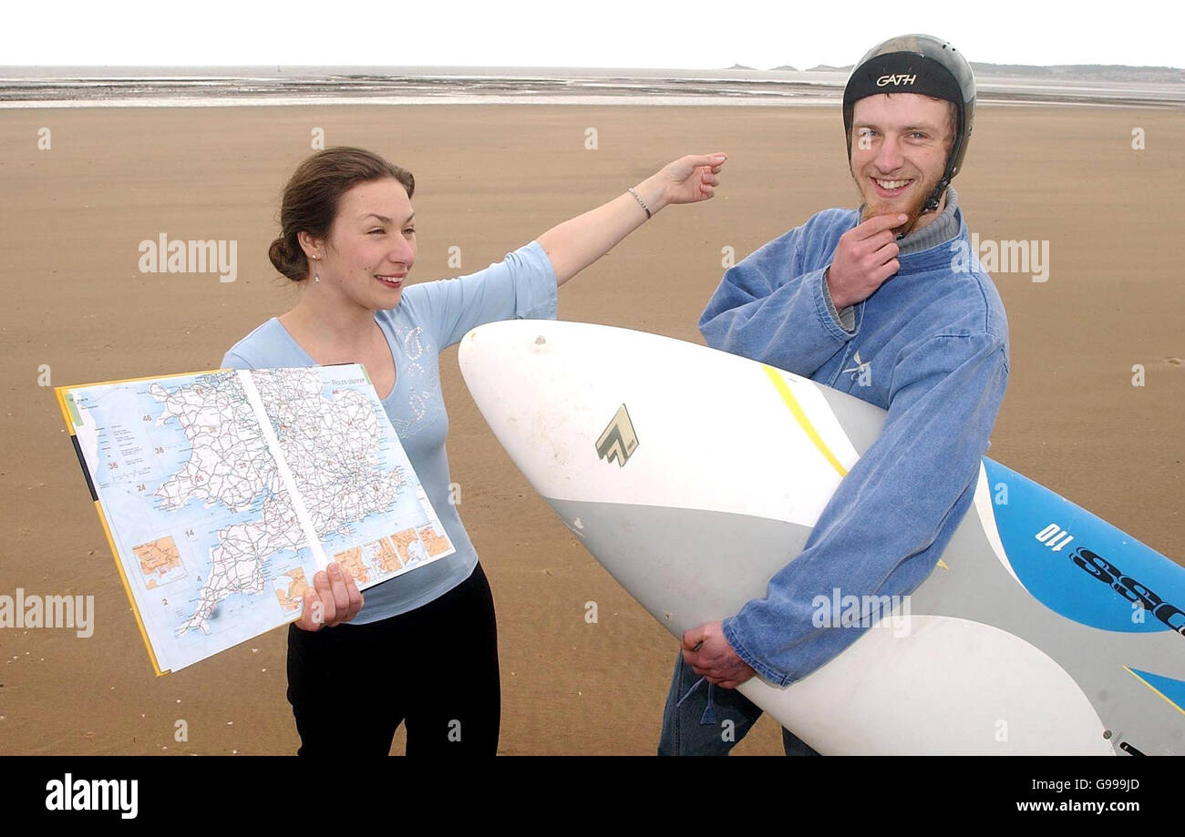 Il windsurfer Adam Cowles è offerto una mappa da sua moglie, Sarah Cowles, dopo che ha accidentalmente surfato 40 miglia a Devon da Swansea Bay attraverso il mare ghiacciato. Foto Stock