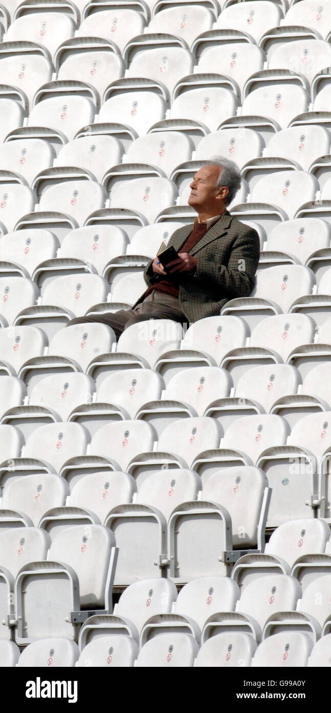 Un fan del cricket guarda l'apertura durante la partita dei County Champions tra MCC e Nottinghamshire a Lords, Londra. Foto Stock