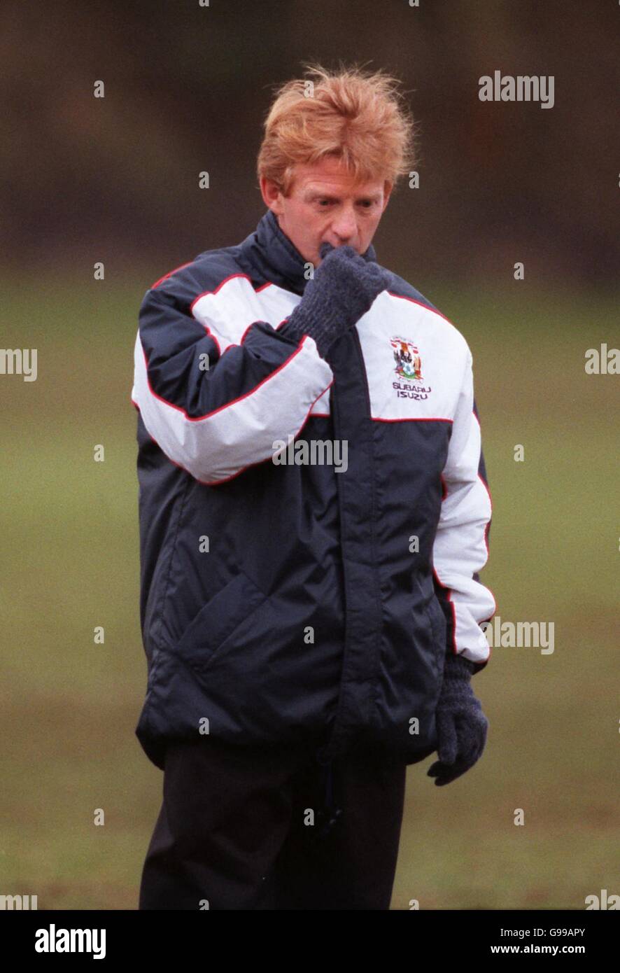 Il responsabile della città di Coventry Gordon Strachan ha un aspetto penoso durante l'allenamento Foto Stock