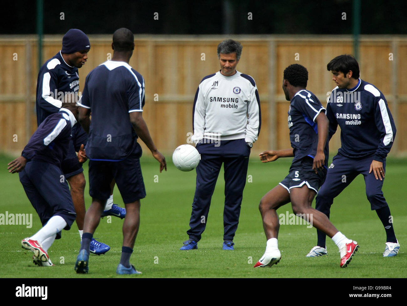 CALCIO Chelsea. Il manager del Chelsea Jose Mourinho guarda la sua squadra durante una sessione di allenamento a Cobham, Surrey. Foto Stock