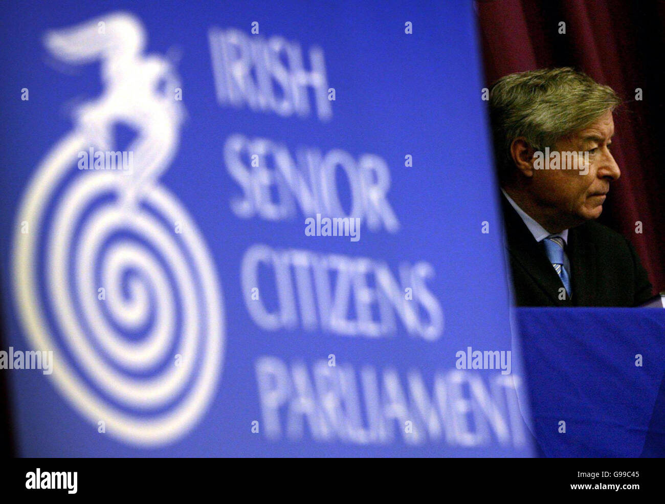 Il ministro irlandese degli Affari sociali Seamus Brennan ascolta i delagates all'assemblea generale del Parlamento irlandese degli anziani, tenutasi a Dublino I.T. Foto Stock